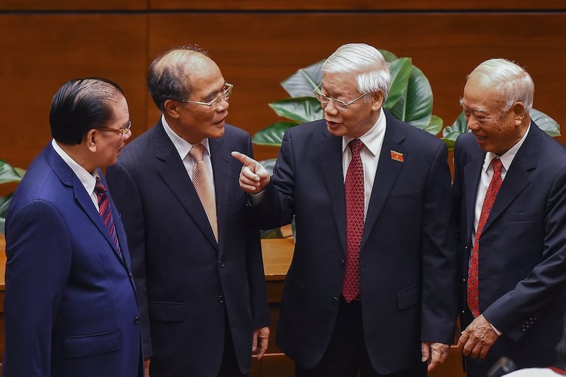 Hình minh hoạ. Tổng bí thư kiêm Chủ tịch nước Nguyễn Phú Trọng (thứ 2 từ phải sang) tại một kỳ họp Quốc hội ở Hà Nội hôm 21/10/2019