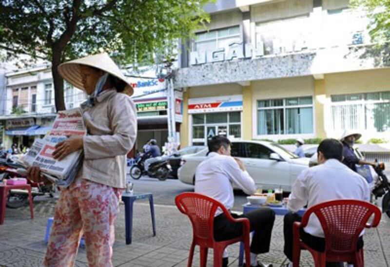 Một quán cà phê ở lề đường Sài Gòn, ảnh minh họa chụp năm 2012. AFP PHOTO.