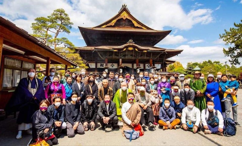 日本长野县善光寺外，抗议者合影。（志愿者提供/记者乔龙）