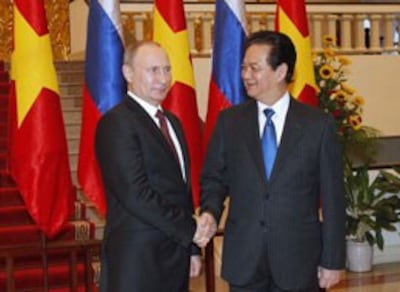 Tổng thống Vladimir Putin (trái) bắt tay với Thủ tướng Việt Nam Nguyễn Tấn Dũng khi họ gặp nhau tại văn phòng nội các của ông Dũng tại Hà Nội ngày 12 Tháng Mười Một 2013.