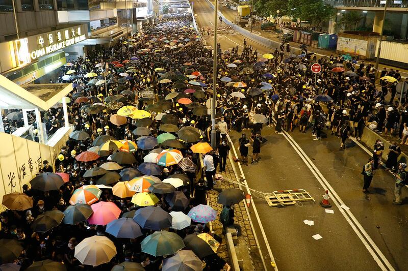 2019年7月21日夜，香港大批示威者，呼喊口号“光复香港，时代革命”。（美联社）