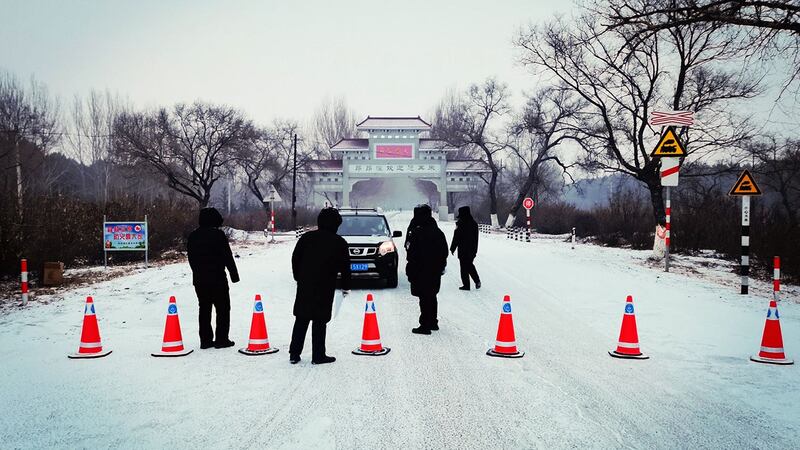 2021年1月12日，黑龙江省齐齐哈尔市宣布为“紧急状态”时，汽车被禁止驶离昂昂溪区。（AFP）