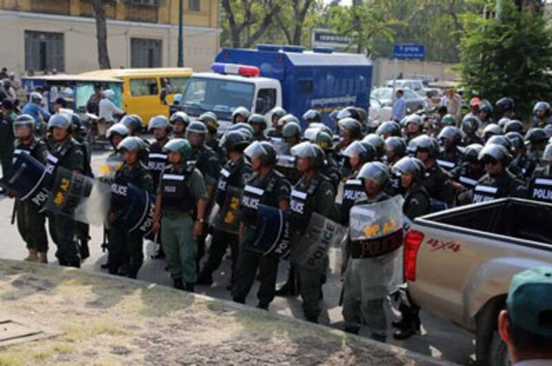 Anti-riot police officers are deployed to stop activists from marching to Freedom Park in Phnom Penh, Jan. 20, 2015. Credit: RFA