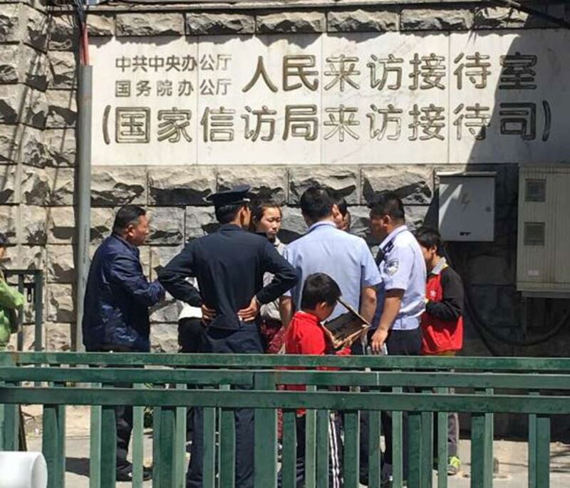 2017年5月5日，河南访民胡大料5名仍在求学的孩子，为了打听被刑拘父亲的情况，来到国家信访局了解，被保安查问。(受访者提供)