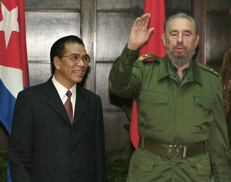 Chủ tịch Fidel Castro (phải) tiếp Nguyên Tổng bí thư Đảng CSVN Nông Đức Mạnh tại Havana, Cu Ba hôm 6/3/2004.