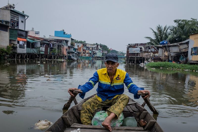 Hình minh hoạ. Một người dân chèo thuyền trên kênh Xuyên Tâm ở TP Hồ Chí Minh hôm 13/10/2018