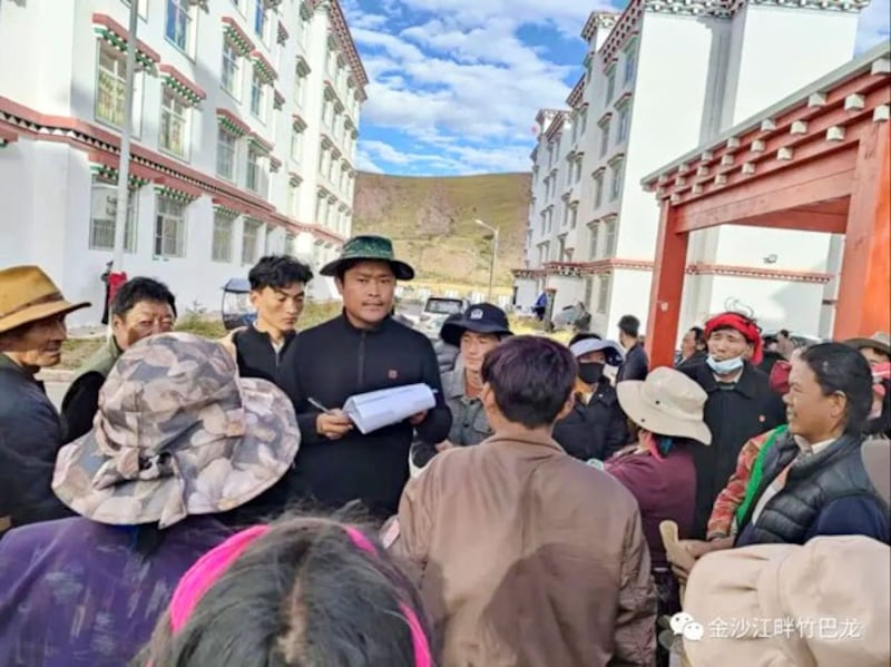 Local officials visit a relocation site to check occupancy in Drubarong township, Markham county, in western China's Tibet Autonomous Region, September 2023. (WeChat account Zhubalong on the Jinsha River via HRW)