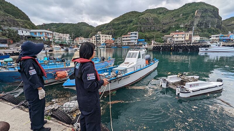 陈思颖（右）从自掏腰包到群众募资，不断研发提升海洋吸尘器“湛斗机”的收垃圾能力。（陈思颖提供）