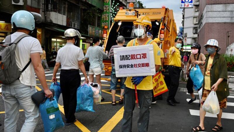 台湾坚持了一年多之后，五月中爆发疫情，防疫模范生变成后段班，全台实施三级警戒，民众苦候疫苗。(法新社)