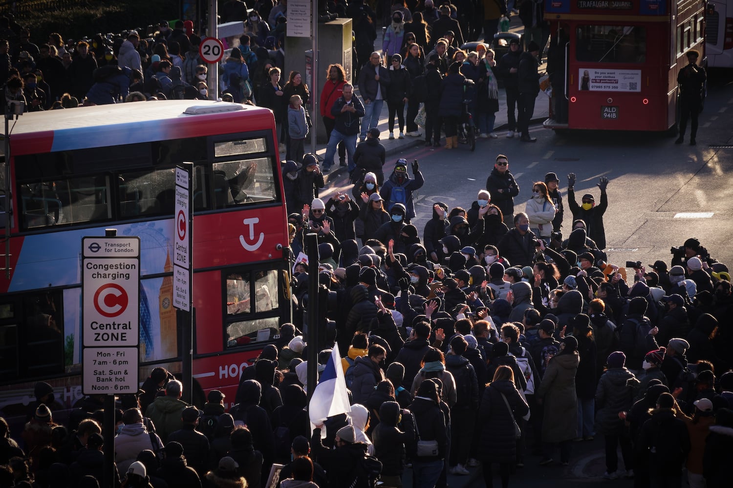 Demonstranten versammeln sich in der Nähe des vorgeschlagenen Ortes der chinesischen „Mega-Embassy“ in London am 15. März 2025.