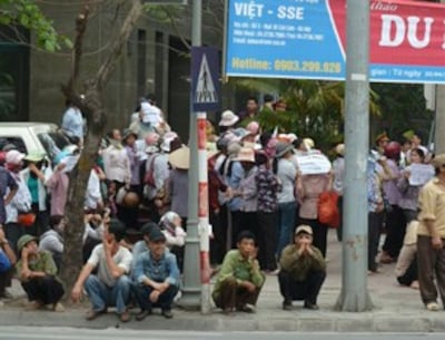 Hàng trăm người dân Hưng Yên tập trung biểu tình trước trụ sở Quốc Hội ở Hà Nội hôm 27-4-2011, phản đối chính quyền trưng thu đất đai xây dựng khu đô thị Ecopark.