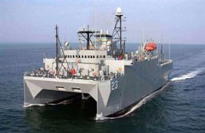 Tàu USNS Impeccable của Hoa Kỳ thăm dò đại dương, không trang bị vũ khí bị 5 tàu Trung Quốc đến gần sát, khiêu khích hôm Chủ nhật 8-3-2009. AFP