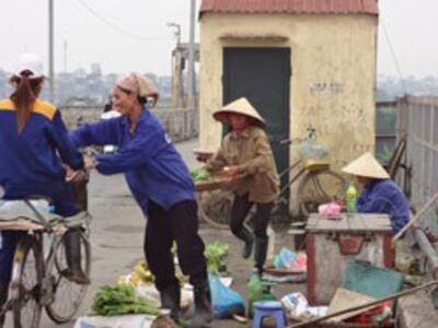 Phụ nữ bán hàng trên vỉa hè thành phố Hà Nội hôm 03/10/2012. RFA photo