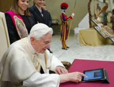 Đức Giáo Hoàng Benedict XVI chuyển lời chúc phúc cho cư dân mạng internet qua tin nhắn đầu tiên trên Twitter vào ngày 12.12.2012. AFP