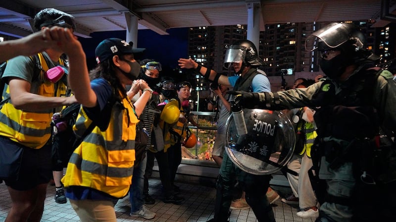 2019年9月1日，香港反送中示威活动中，在香港机场附近的示威者阻止警察逮捕。（美联社）