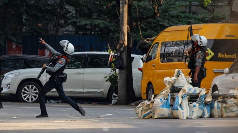 myanmar-police-seal-off-major-street-sanchaung-yangon-mar10-2021.jpg