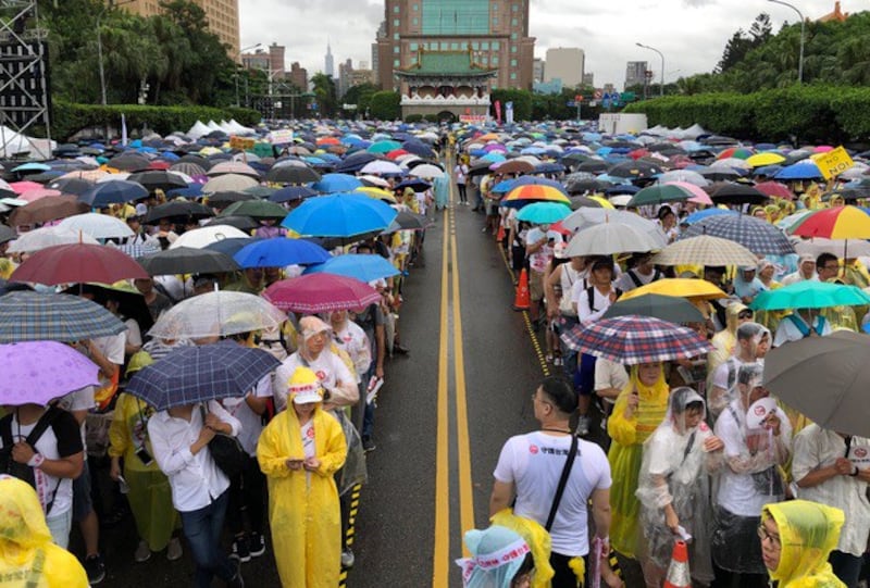 台湾“反红色媒体”总统府前集会。（记者夏小华摄）