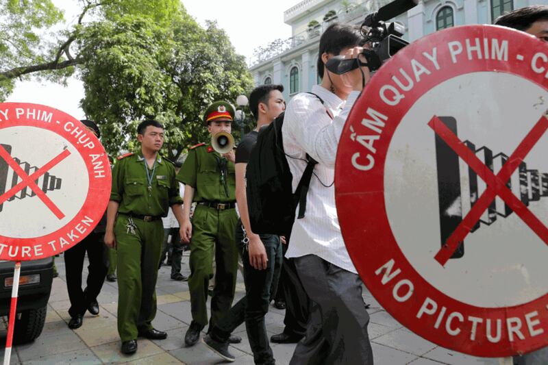 Hình minh họa. Công an dùng loa yêu cầu người đi bộ và nhà báo đi khỏi khu vực gần đại sứ quán Trung Quốc ở Hà Nội hôm 18/5/2014