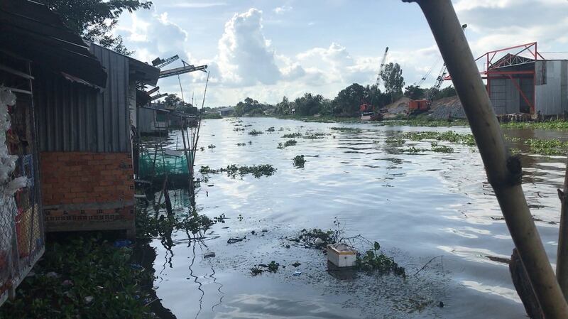 Một đoạn sông bị ô nhiễm.