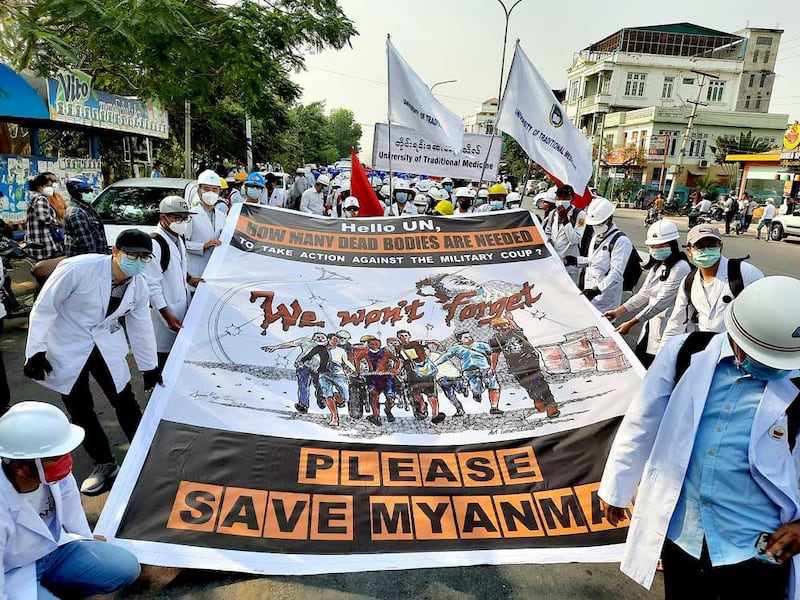 Medical students have a message for the United Nations during their protest match in Mandalay. (RFA)