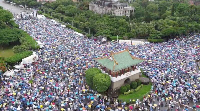 623台湾“反红色媒体”总统府前集会。（主办单位提供空拍画面）