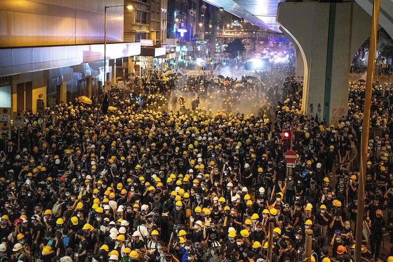 2019年7月21日，香港反送中大游行后，警方发射催泪瓦斯驱散示威者。（法新社）