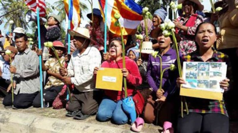 Villagers petition foreign embassies in Phnom Penh to pressure the government to release 17 activists and monks, Nov. 18, 2014.