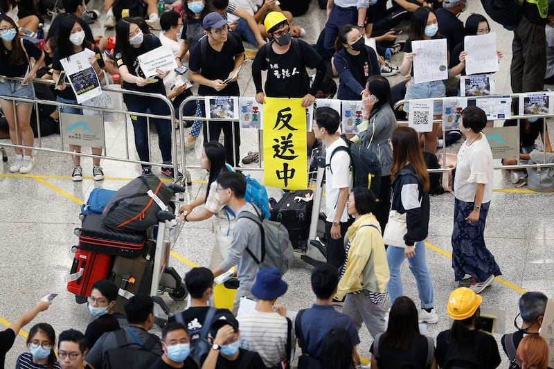 2019年8月9日，反送中示威者在香港机场大厅举行抗议活动。（路透社）