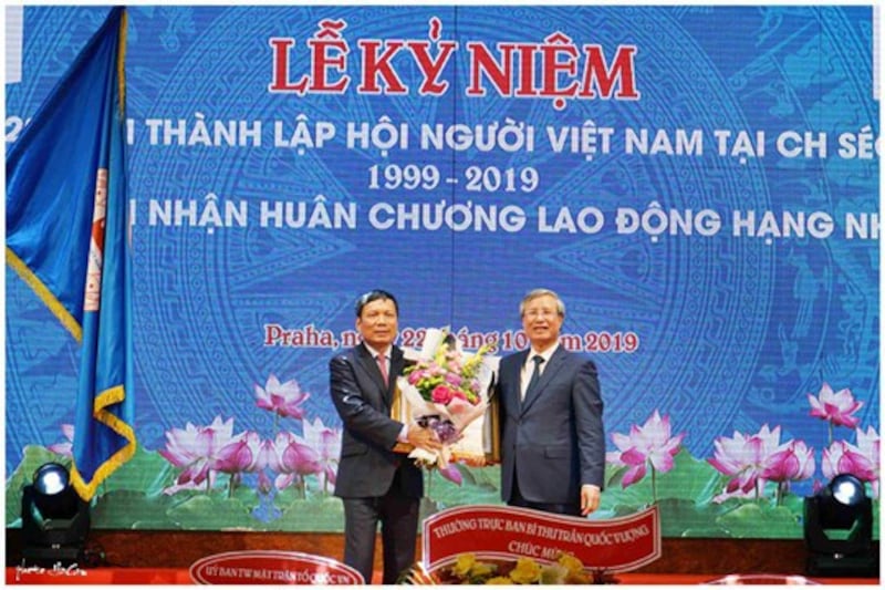 Ông Hoàng Đình Thắng, Chủ tịch Liên hiệp hội người Việt tại Châu Âu nhận huân chương Lao động hạng nhì từ Thường trực Ban Bí thư Trần Quốc Vượng tại Praha hôm 22/10/2019