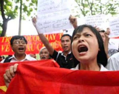 Người dân Hà Nội xuống đường biểu tình chống Trung Quốc hồi tháng 8 năm 2011. AFP PHOTO.