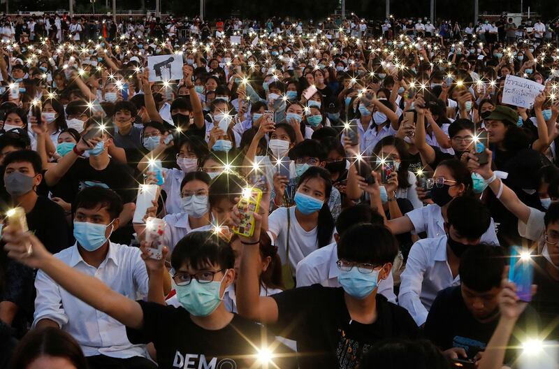 2020 年 8 月 19 日，在泰国曼谷郊区的 King Mongkut 理工学院，学生们将手机用作手电筒，以表示对学生领导的民主运动的支持。（路透社）