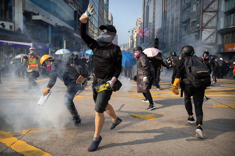 2019年10月20日，香港示威者与警察发生冲突。（美联社）