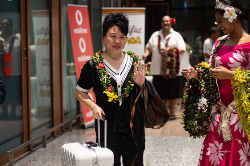 2023年5月28日，搭乘首班中萨直飞航班的游客抵达萨摩亚法莱奥洛国际机场 (Faleolo International Airport) 时受到欢迎。（Leota Marc Membrere/萨摩亚政府）