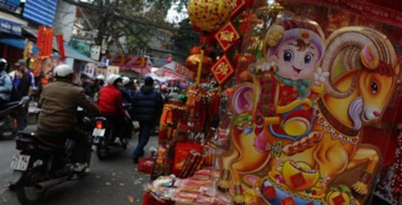 Hàng trang trí trong nhà ngày Tết bày bán dọc các chợ nhỏ ở Hà Nội. AFP photo 