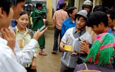 Giới sử dụng điện thoại mobile tại Việt Nam- Photo courtesy of lookatvietnam.com 