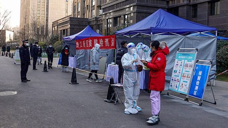 西安因疫情实施封城已超过十天。图为当地部分居民在准备接受核酸检测。（法新社图片）