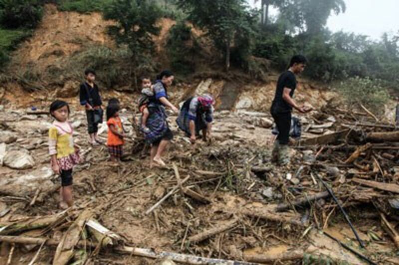 Những người dân tộc Hmông với những ngôi nhà bị sập do lũ quét ở huyện Mù Cang Chải, phía bắc tỉnh Yên Bái. Ảnh chụp hôm 4/8/2017.