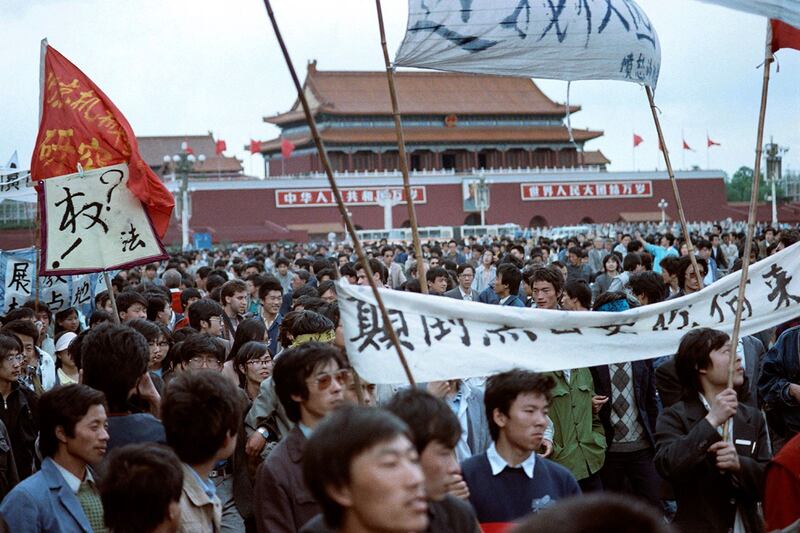 1989年5月13日，北京高校学生聚集在天安门广场。（法新社）