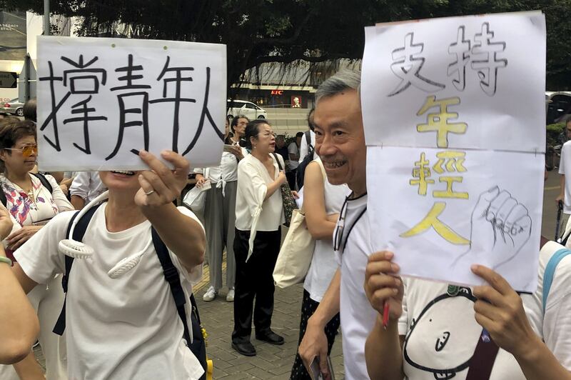 2019年7月17日香港年老民众游行支持抗议的年轻人。（美联社）