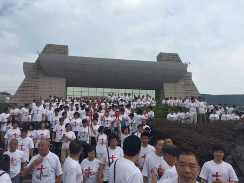 Hundreds of churchgoers wearing tee shirts vowing to "safeguard religious dignity" protest against the forced removal of crosses from churches in Wenzhou, Aug. 10, 2015. Credit: A church member.