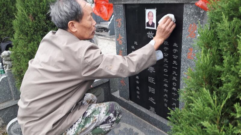 资料图片：朱承志在邵阳市大山嶺陵园李旺阳墓。（推特图片）