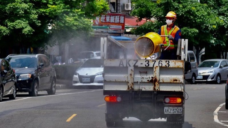 台湾的工作人员在街头消毒。(法新社)