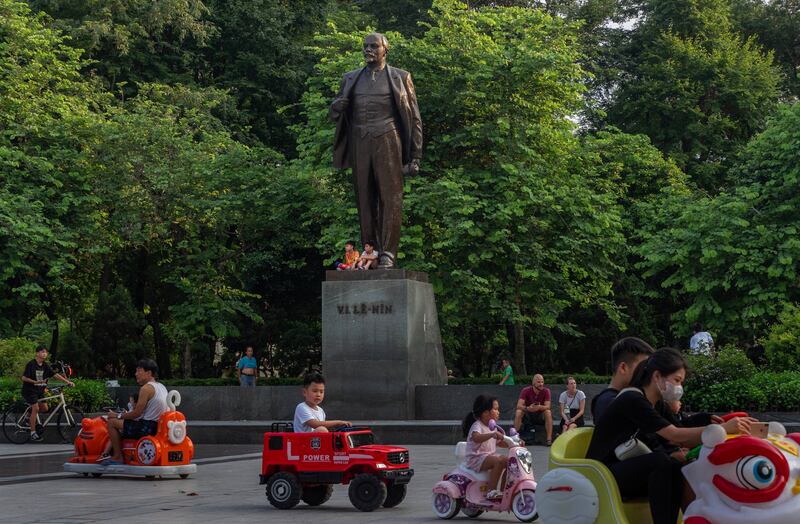 Lenin monument.jpg