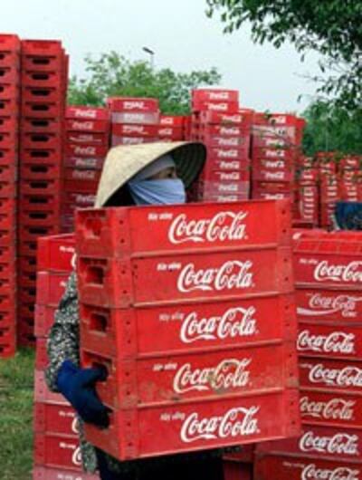 Một công nhân đang làm việc bên ngoài một nhà máy Coca-Cola ở Ngọc Hồi, phía bắc Việt Nam ngày 13/7/2000. AFP photo