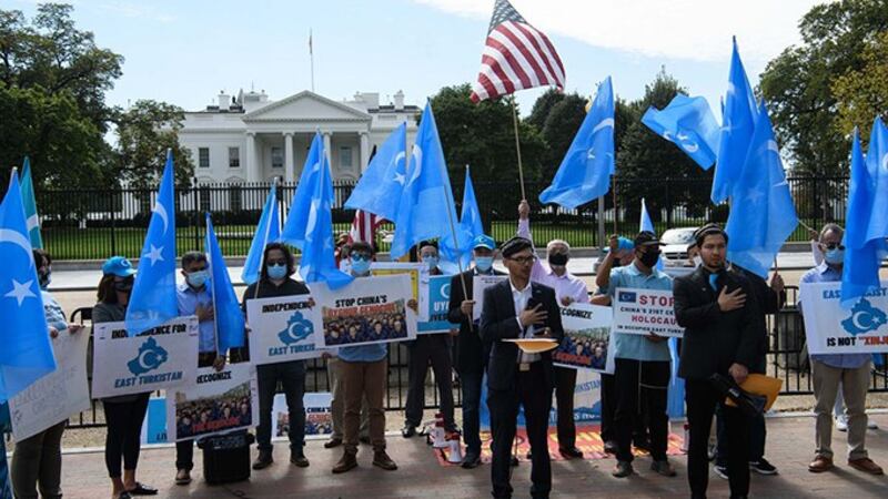 2020年10月1日，维吾尔民众在美国白宫前示威反对中共的新疆政策。（法新社）