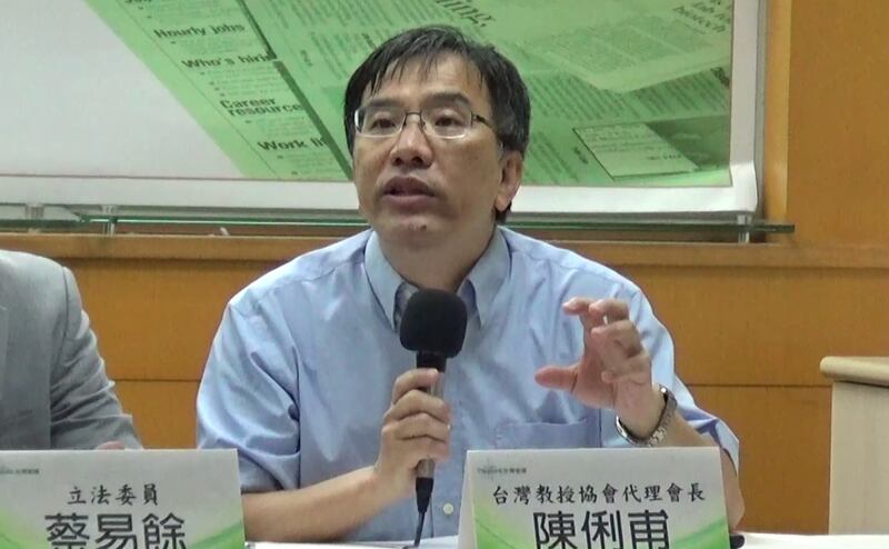 台湾教授协会代理会长陈俐甫强调前总统李登辉遗愿是宪改正名，台湾朝野应积极修宪。（记者夏小华摄）