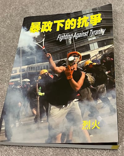 鄔小鶴在港時曾出版和抗爭相關書籍，令他擔心被「秋後算帳」。 （呂熙 攝）