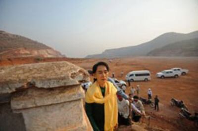 Bà Aung San Suu Kyi đến khu vực dự án mỏ đồng đang gây bất mãn cho người dân Miến tại tỉnh Monywa phía bắc Myanmar vào 14 tháng 3 năm 2013. AFP photo