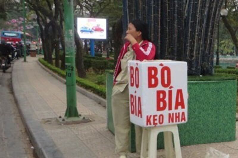 Bò bía bán trên đưởng Thanh Niên ở Hà Nội. RFA photo