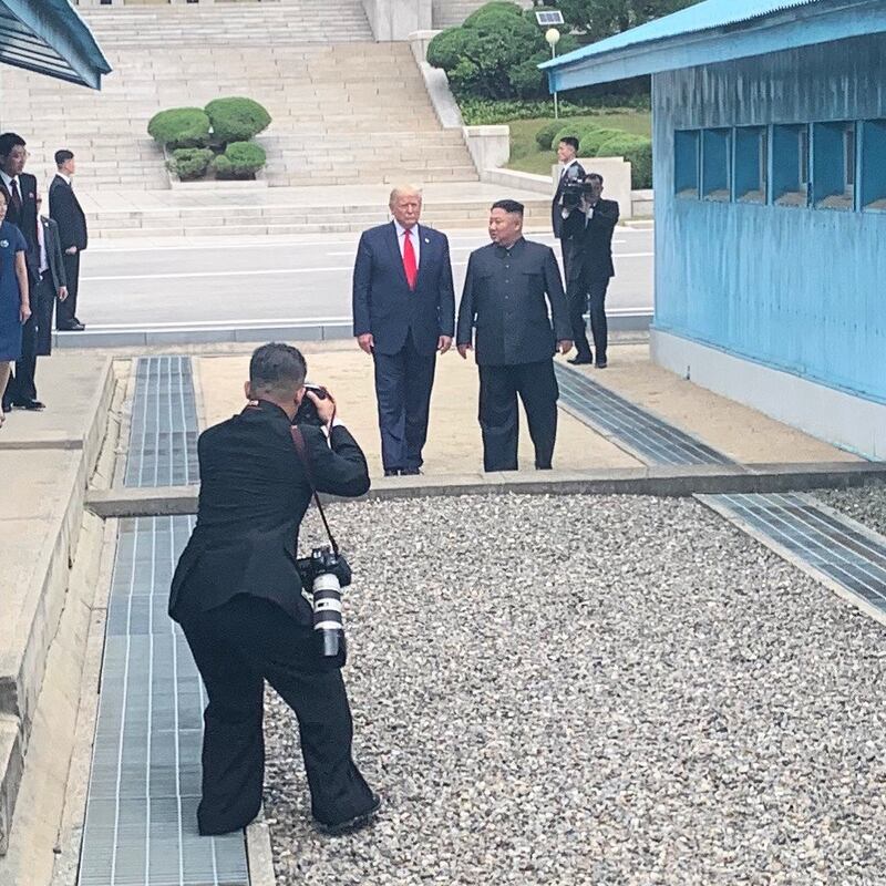 2019年6月30日，美国总统特朗普在板门店朝韩边境非军事区，与朝鲜领导人金正恩进行历史性会面，成为首位踏入朝鲜领土的美国现任总统。(法新社) 